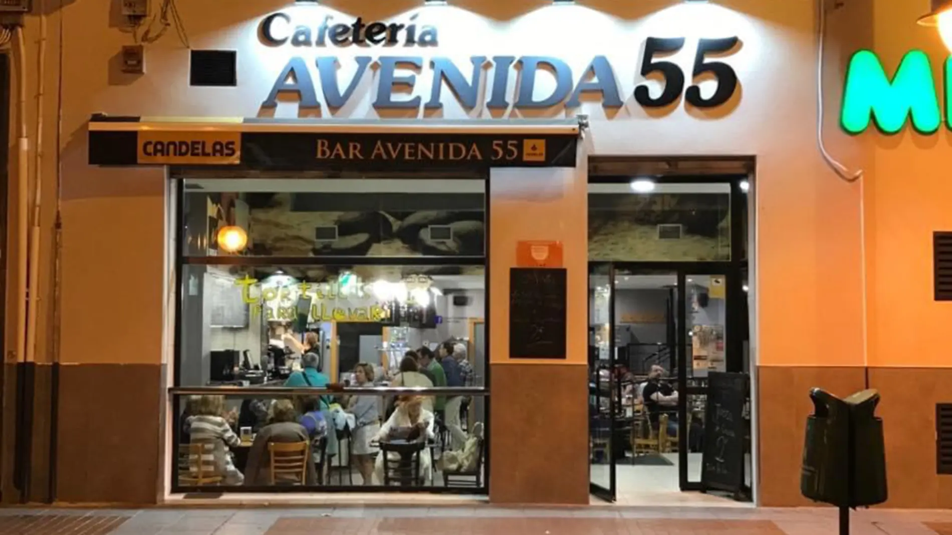 El local Avenida 55 incluye en sus comandas los conceptos Descuento por feo o cargos extra por pedir platillo sin cebolla